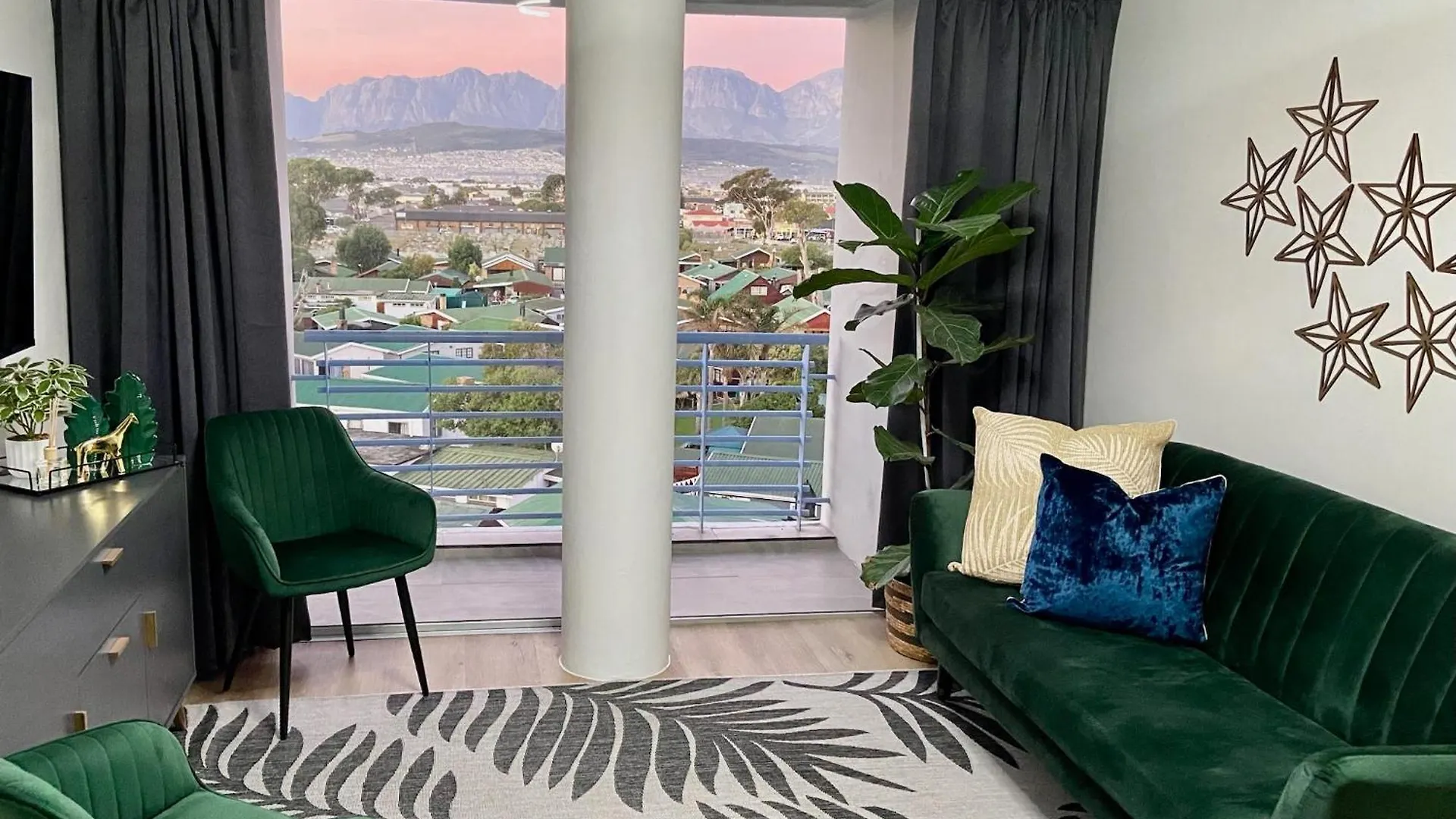 Hotel Mountain Bay, 403 & 404, Strand